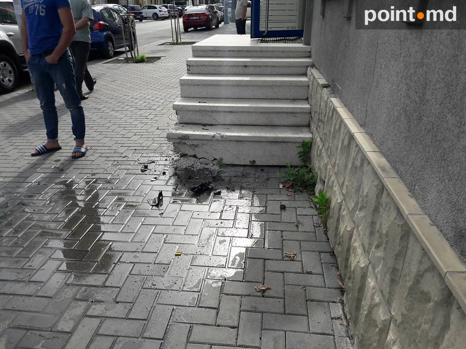 Accident stupid: O mașină, avariată de scările unei clădiri