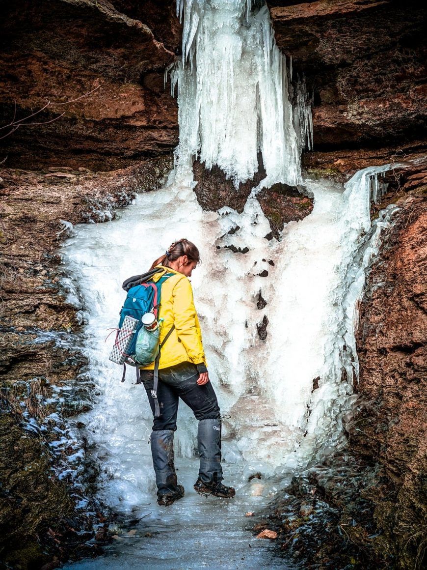 Молдавский фотограф запечатлел замерзшие водопады страны