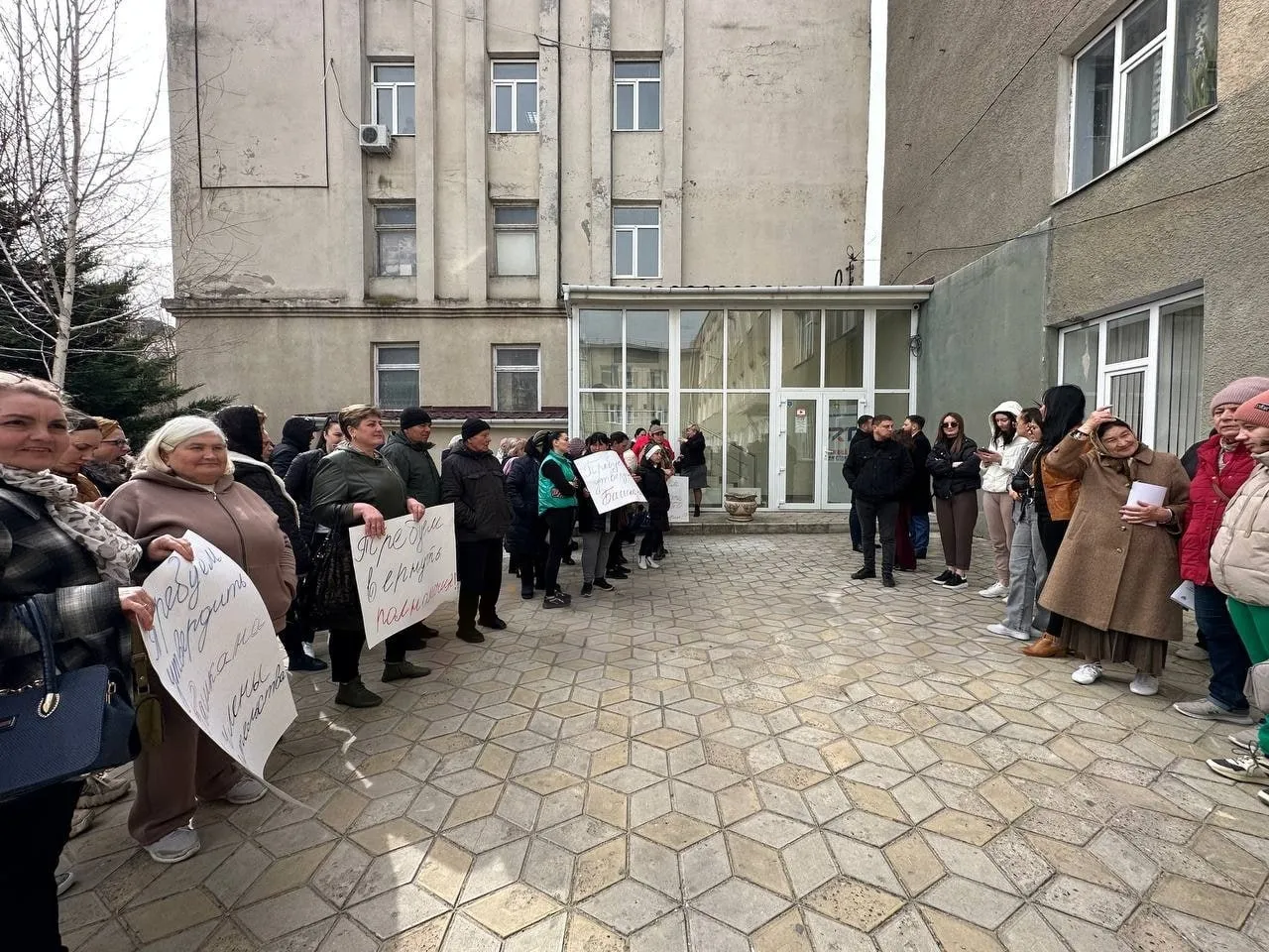 Жители Комрата подарили Спыну флаг и сборник законов АТО Гагаузия