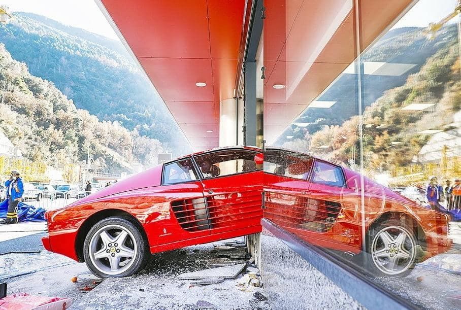 В Андорре пенсионер на Ferrari влетел в торговый центр