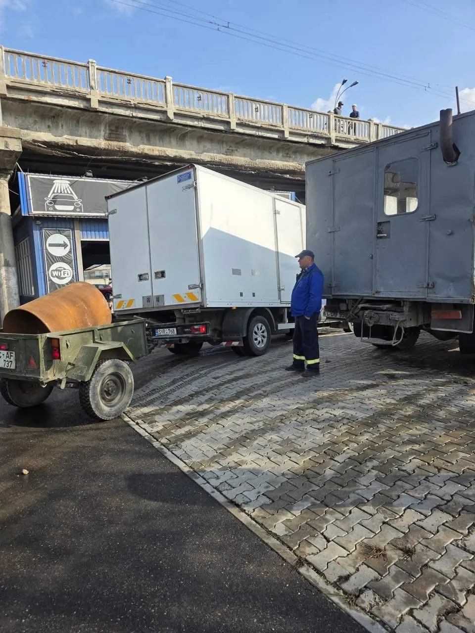 Strada Albișoara din Capitală, inundată după o avarie la o conductă