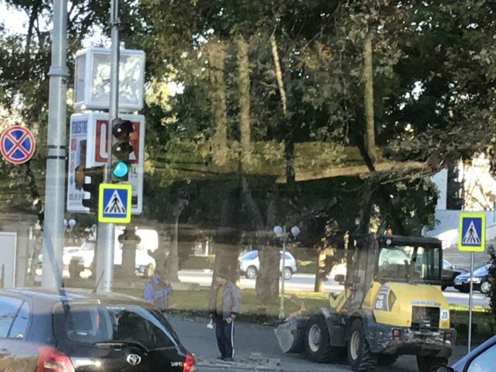 Nici nu au pus bine pavajul pe Ștefan cel Mare, că s-au apucat de reparat. Le-au rămas chiar şi pietre în plus