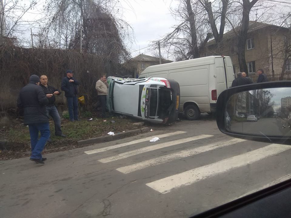 Машина такси опрокинулась на бок после столкновения с бусом