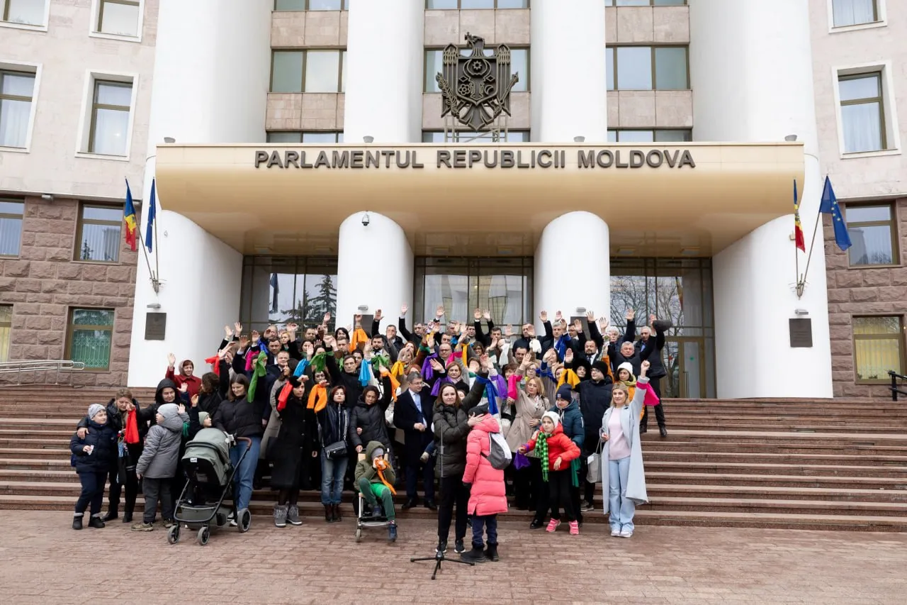 У здания парламента организовали флешмоб
