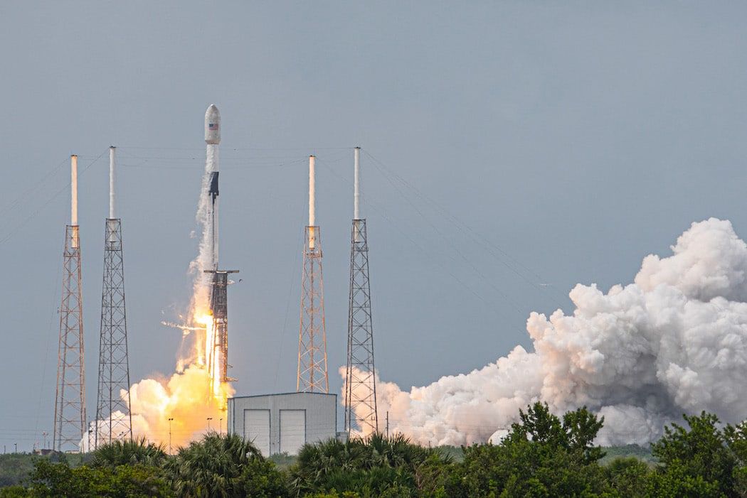 Falcon 9 компании SpaceX стартовала на орбиту с 88 спутниками