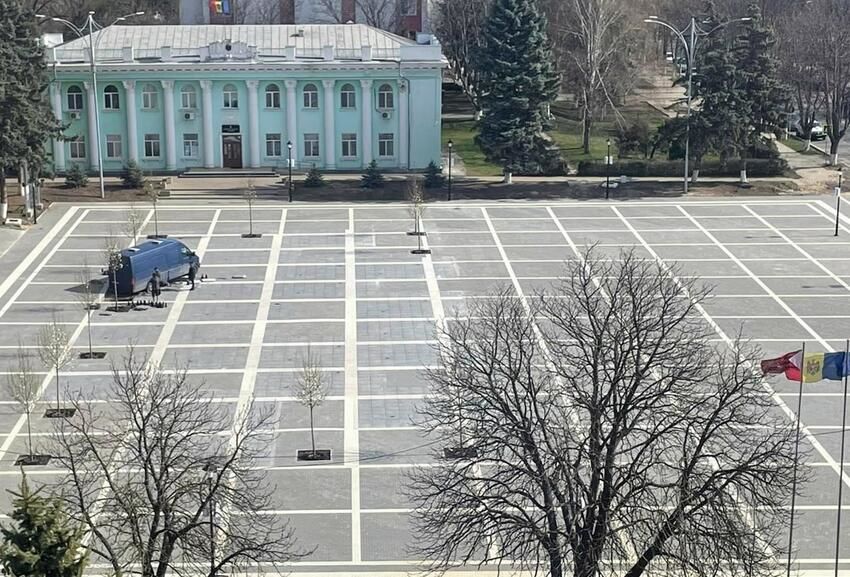 В Унгенах микроавтобус заехал на ремонтируемую площадь и повредил плитку