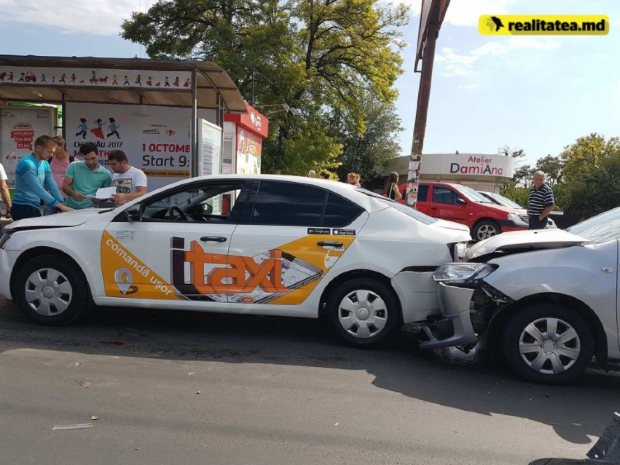 На мосту у Цирка столкнулось три автомобиля, среди которых и одно такси