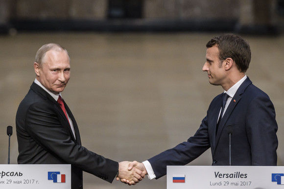 Moment stânjenitor între Macron și Putin la Versailles. Reacția liderului de la Kremlin