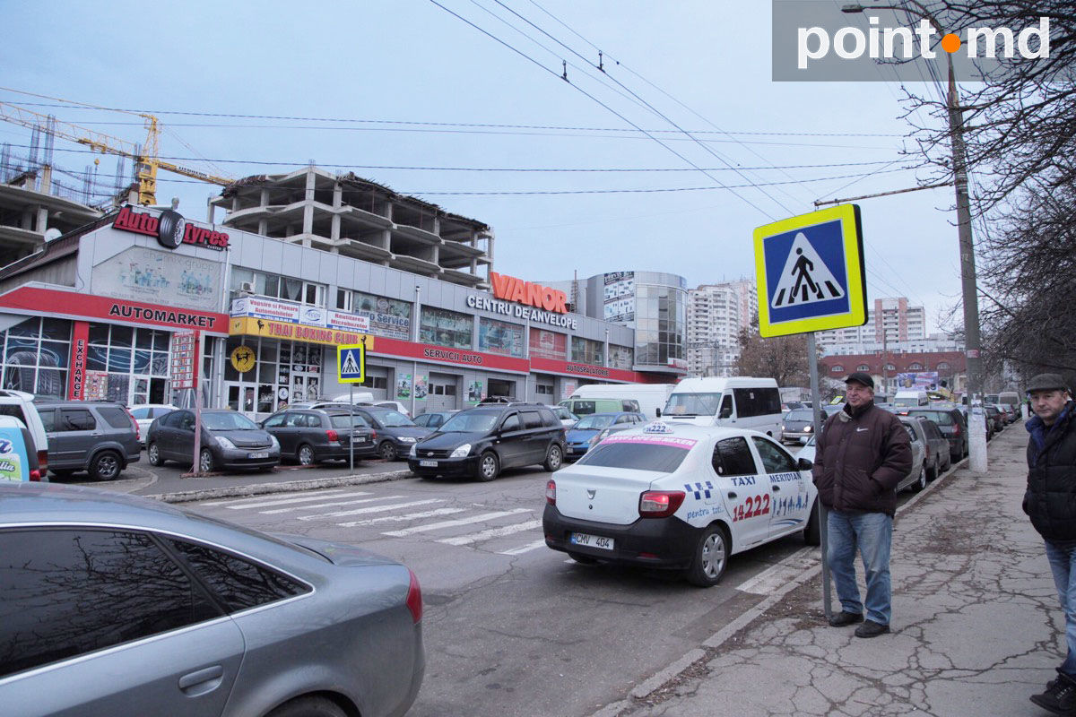На Ботанике дорожный знак выкинули в мусорный бак