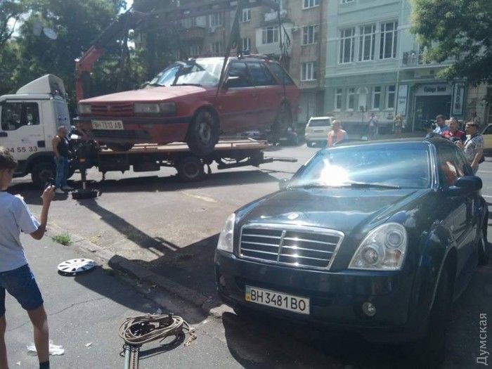 В центре Одессы две машины упали в мегапровал