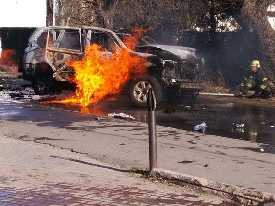 В центре Мариуполя взорвалось авто с военным