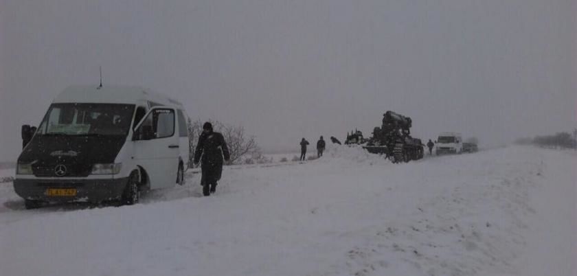 Нацармия, чтобы помочь застрявшим водителям, вывела на трассу M14 танк
