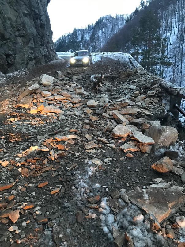 На живописной трассе Трансфэгэраш произошел обвал