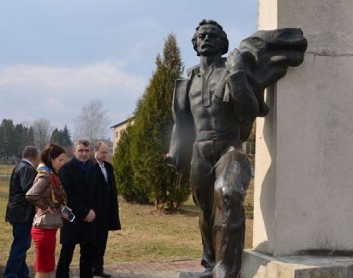 Украинские вандалы ножницами отрезали руку памятнику Ивану Франко