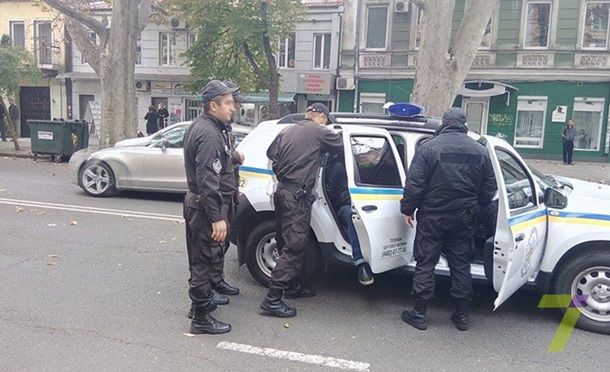 В Одессе мужчина останавливал маршрутку стрельбой