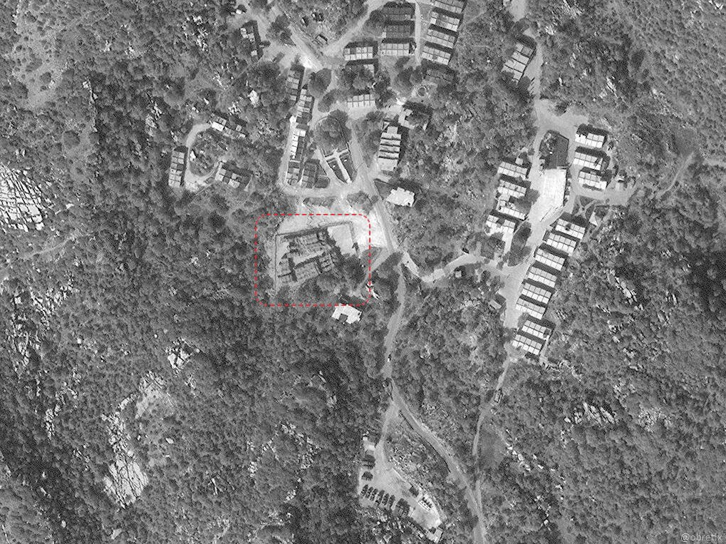 Накрытые сеткой С-300 в Сирии заметил спутник