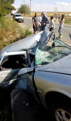 Accident teribil la Cantemir: O persoană a murit după ce maşina în care se afla a intrat într-un gard de beton