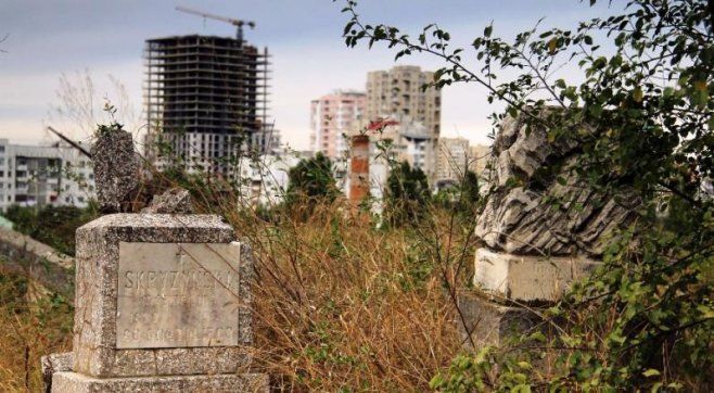 Imagini ștrașnice în centrul Chișinăului. Craniile și oasele umane dintr-un cimitir părăsit, furate și mâncate de maidanezi
