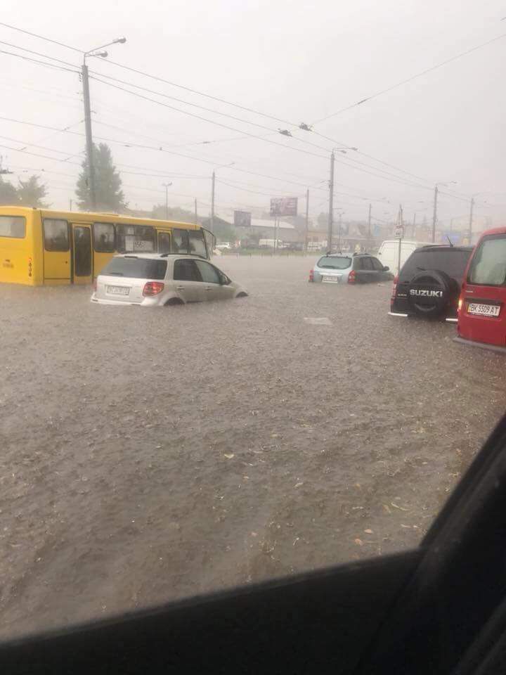 Во Львове эвакуировали 130 человек из затопленных ливнем машин