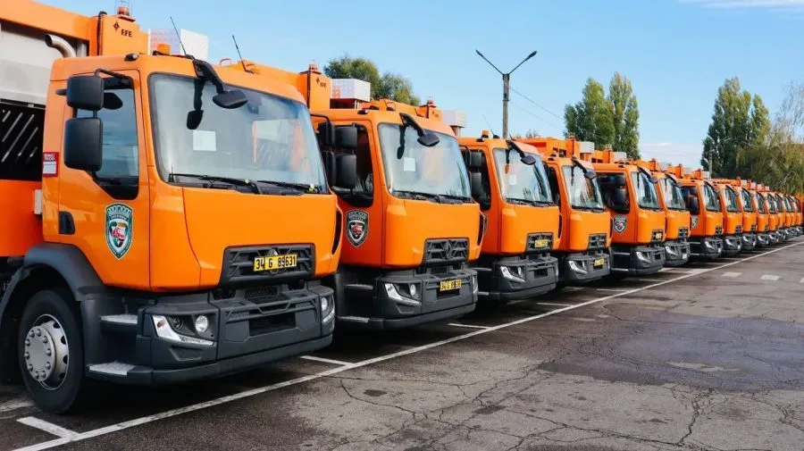 Коммунальщики Кишинева получили 15 новых мусоровозов из Румынии