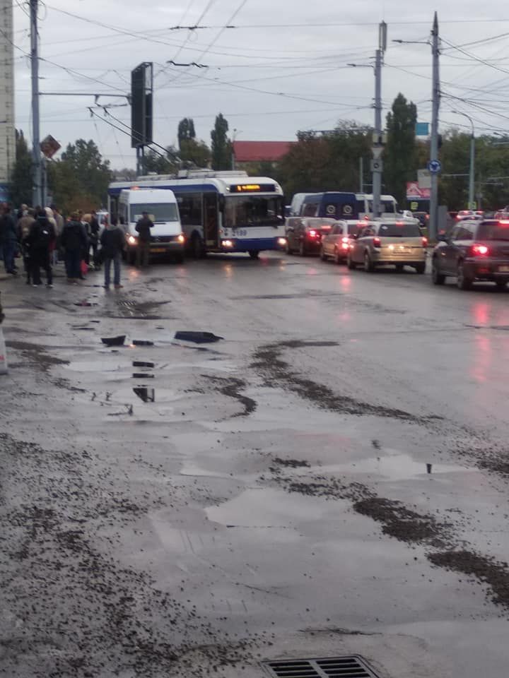 На Буюканах произошло ДТП с участием маршрутки и троллейбуса