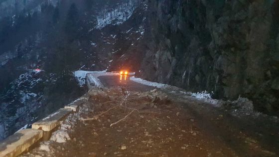 На живописной трассе Трансфэгэраш произошел обвал