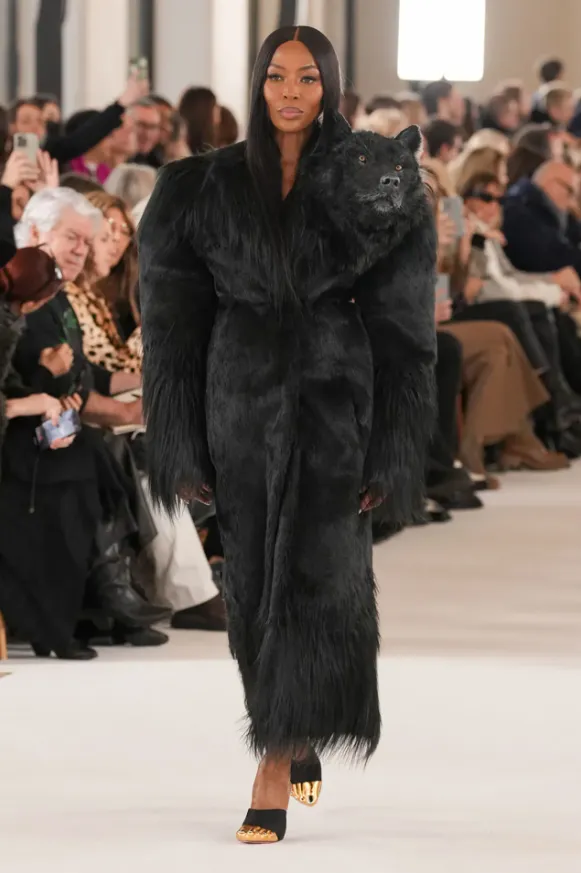 Модели Schiaparelli вышли на подиум Недели моды в Париже со звериными головами