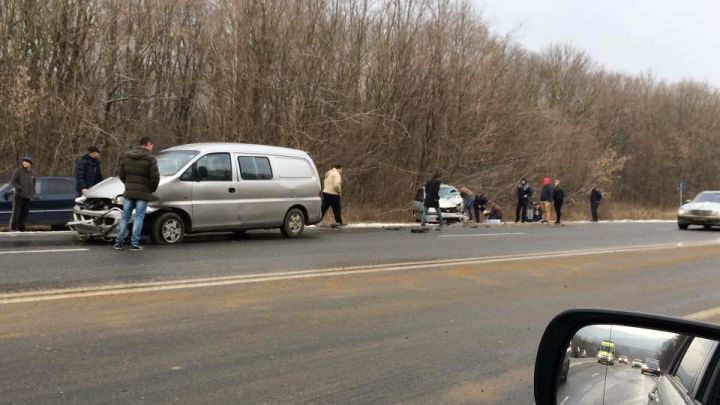 Două maşini s-au ciocnit frontal în apropiere de Ivancea