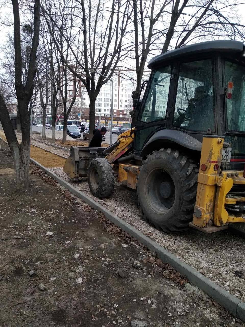 Продолжаются работы по восстановлению тротуара на улице Ливиу Деляну