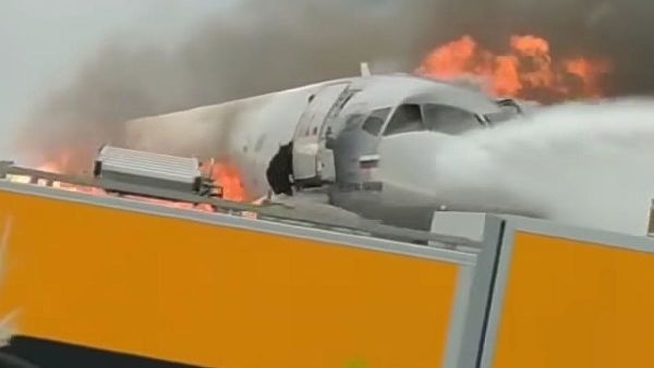 Пилот SSJ-100 вернулся в горящий самолет за напарником