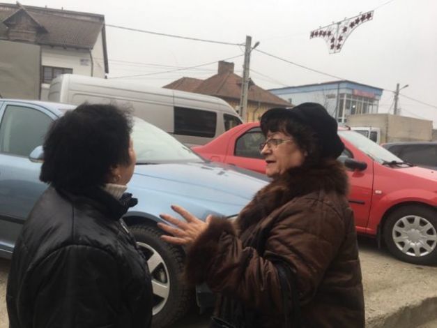 Oraşul din România decorat de Crăciun cu chiloţi uriaşi. Viziunea primarului: De fapt, semnifică un fluture