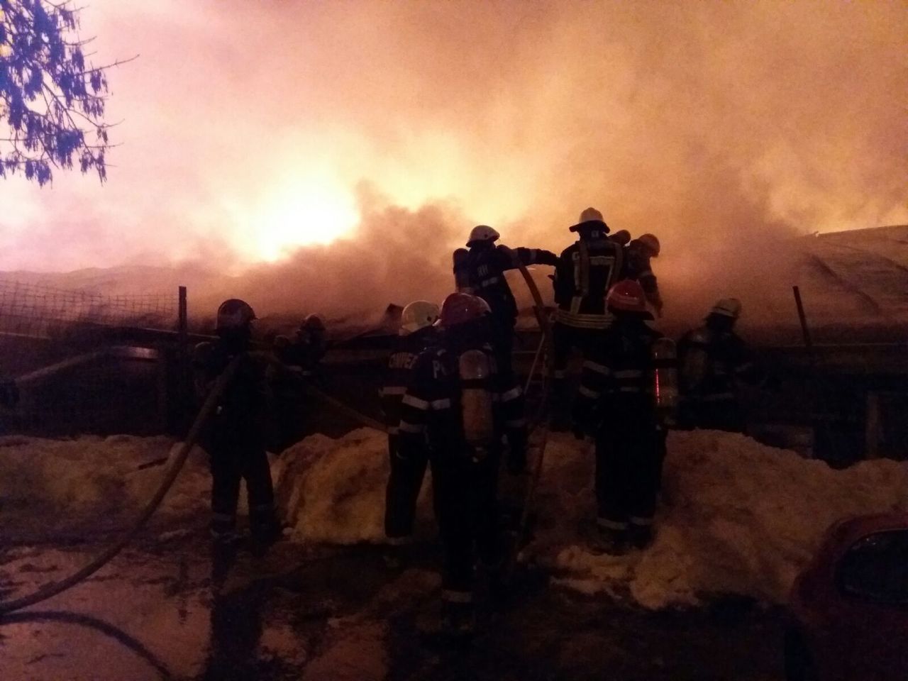 Un club din București a ars în totalitate noaptea trecută
