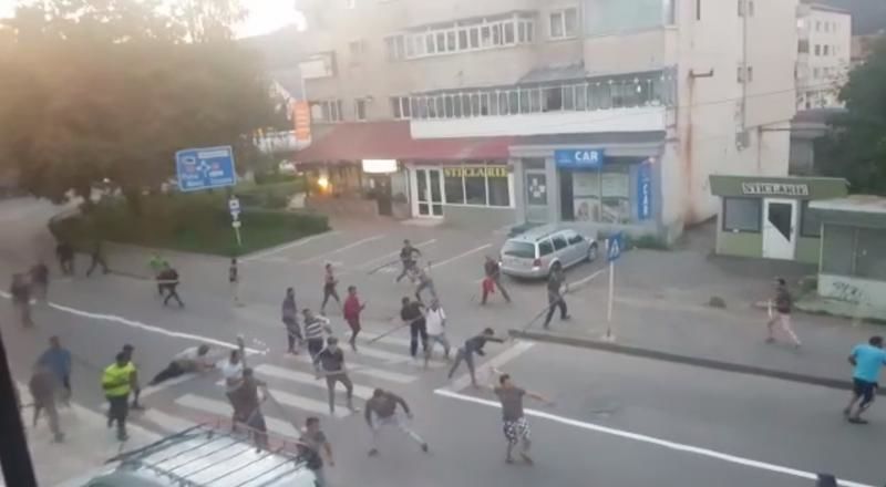 В Румынии две цыганские семьи устроили массовую драку с металлическими прутьями и топорами