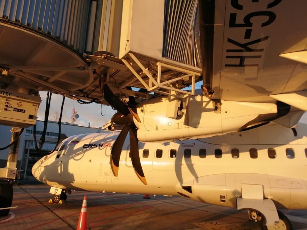 Момент столкновения пассажирского самолета с телетрапом в Колумбии попал на видео