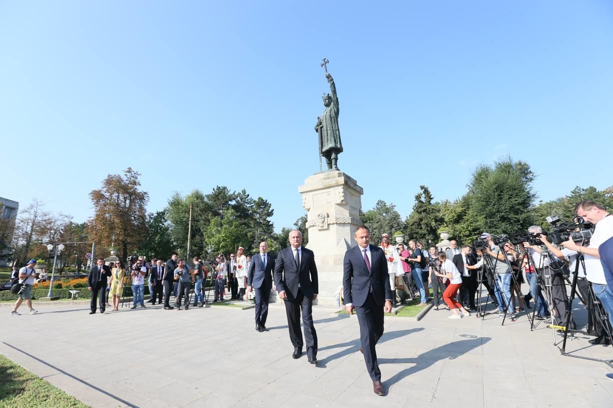 Первые лица прибыли в центр столицы с цветами под крики протестующих
