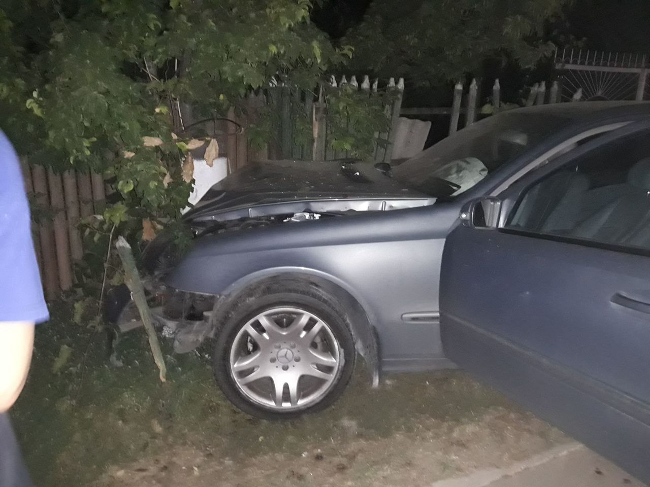 Водитель Mercedes не справился с управлением и врезался в столб в Хынчештах