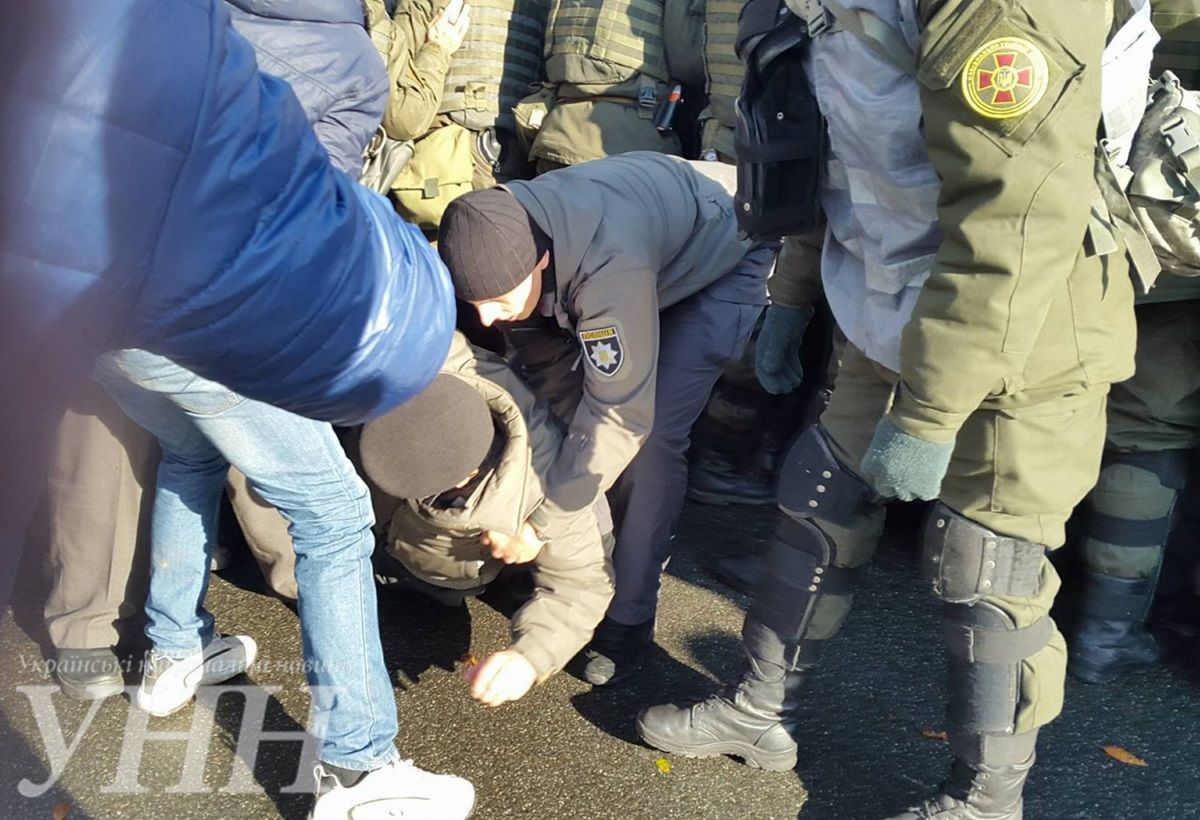 В Киеве начались столкновения между митингующими вкладчиками и полицией