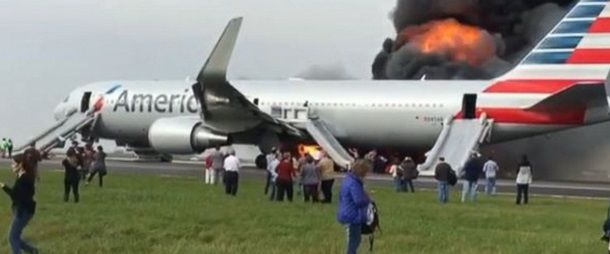 Пассажирский самолет загорелся при взлете в аэропорту Чикаго, 20 человек пострадали