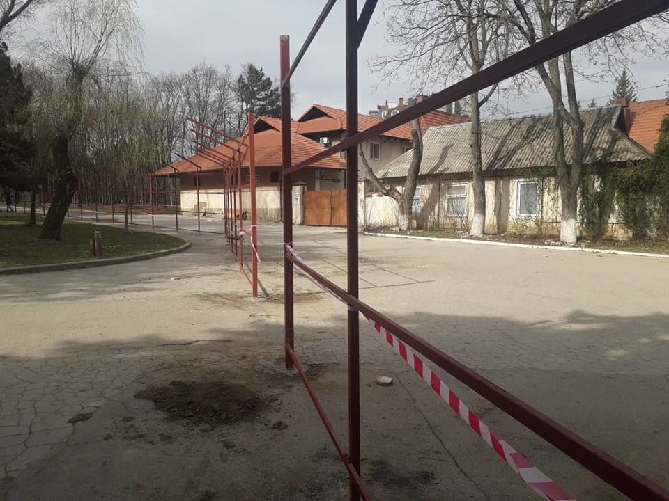 Вокруг ресторана "Дойна" установили ограждение: здание готовят к сносу
