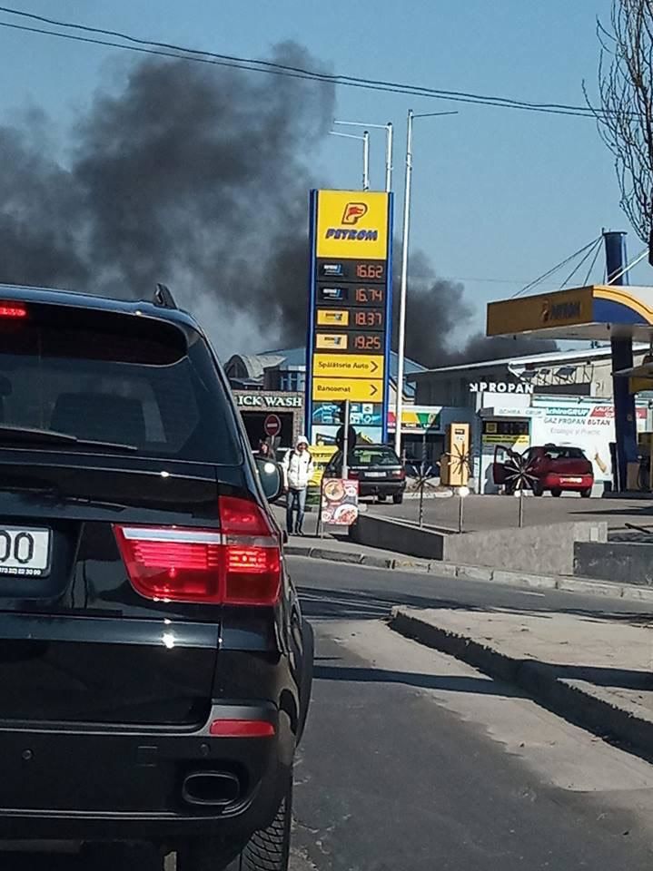 Вблизи столичного автосервиса загорелся склад отходов
