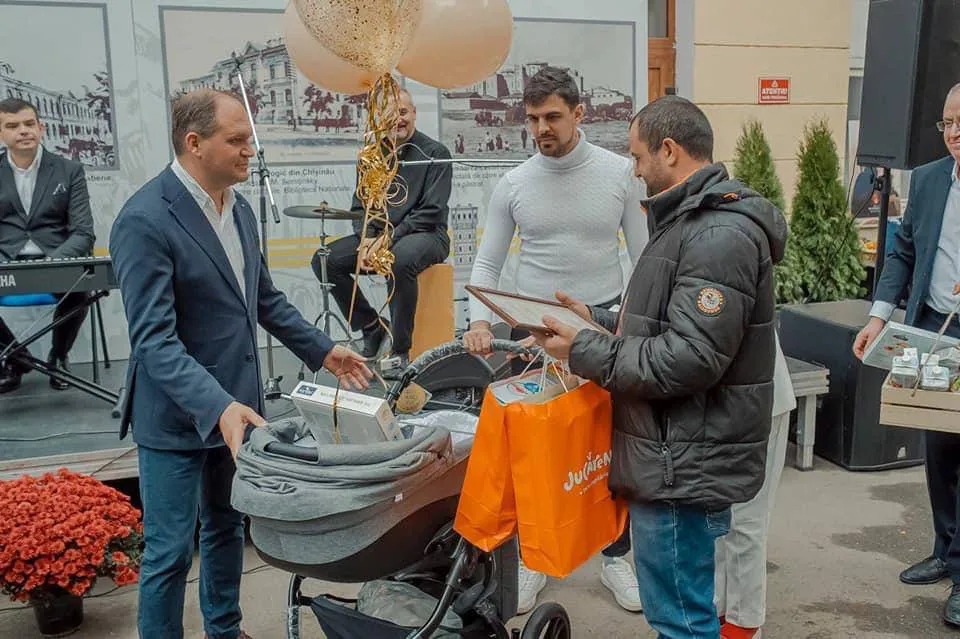 Чебан вручил диплом и ваучер первому родившемуся 14 октября ребенку