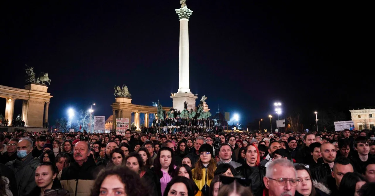 Десятки тысяч людей в Будапеште протестовали из-за реакции властей на "педофильский скандал"