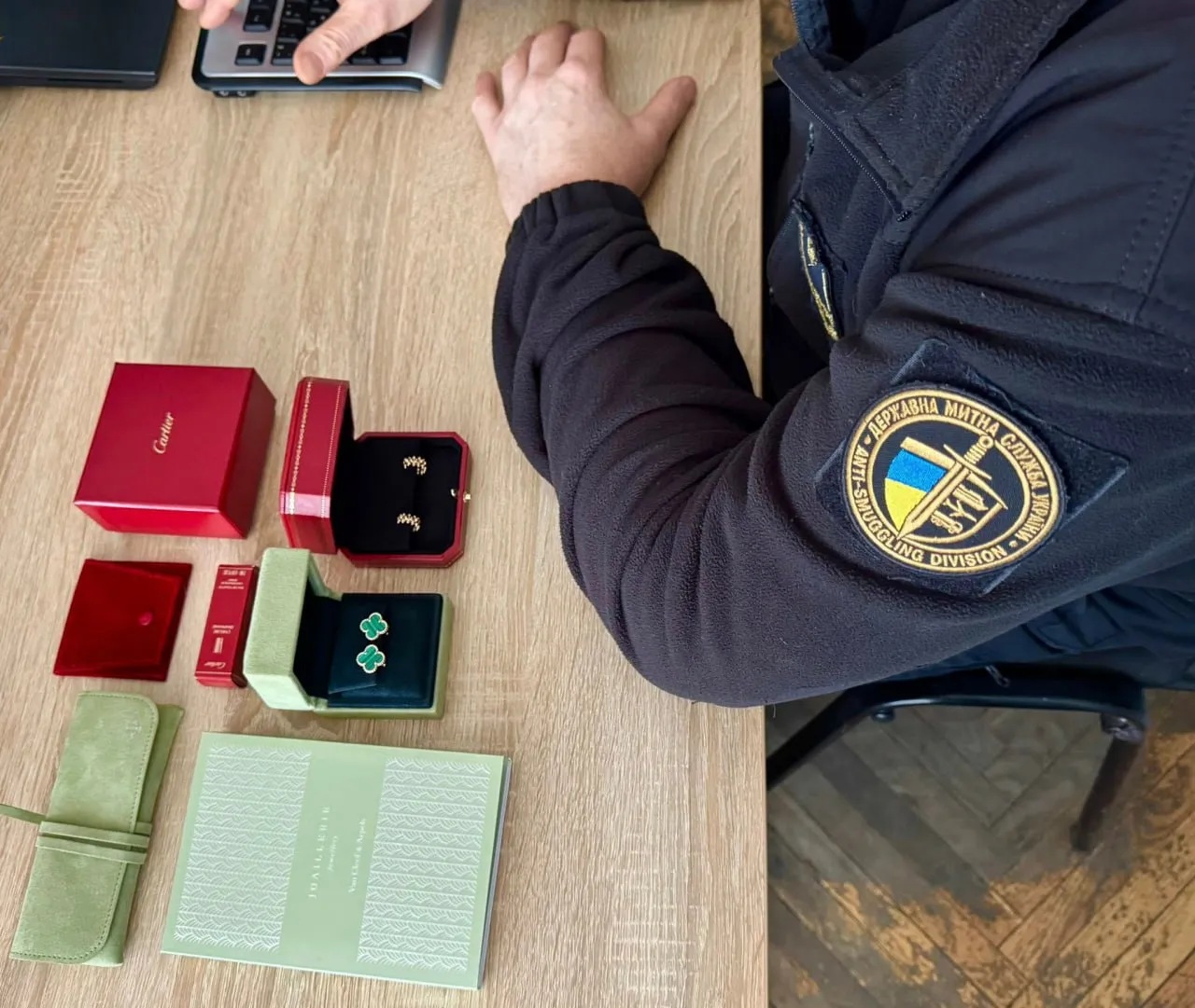 Гражданин Молдовы пытался ввезти в Украину люксовые серьги