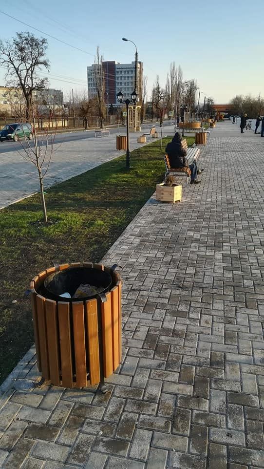 Территория сквера на Чеканах усеяна окурками от сигарет