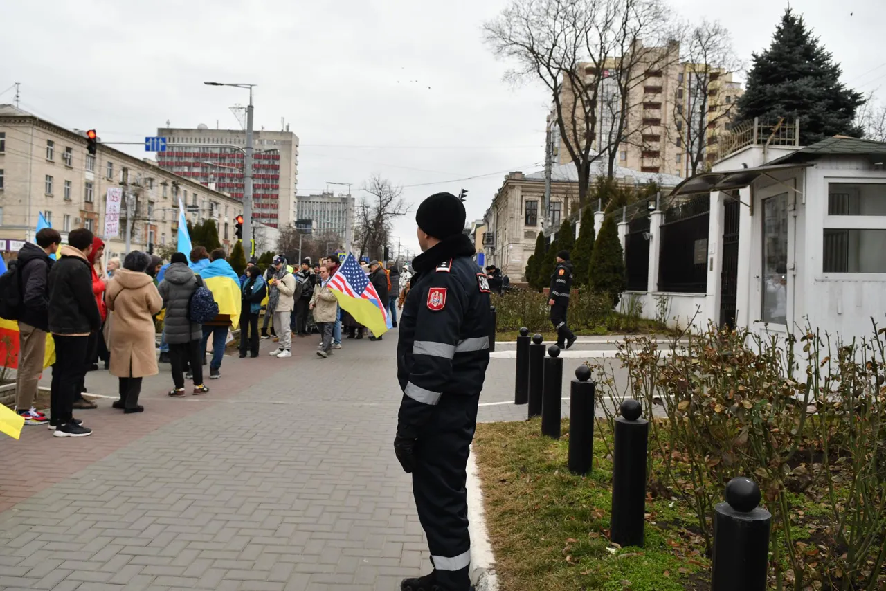 Протест перед посольством РФ в Кишиневе: участники акции повесили куклу Путина