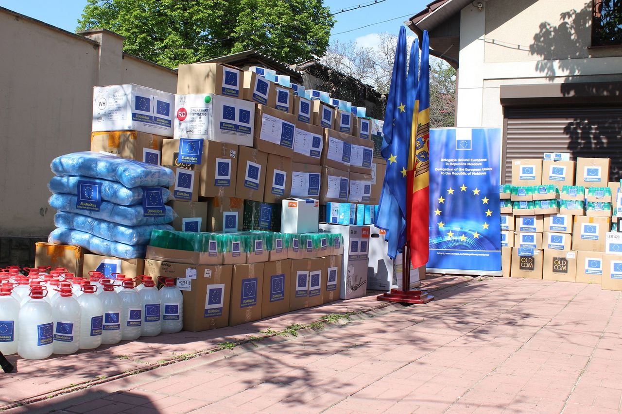 ЕС передал партию гуманитарной помощи для медиков с двух берегов Днестра