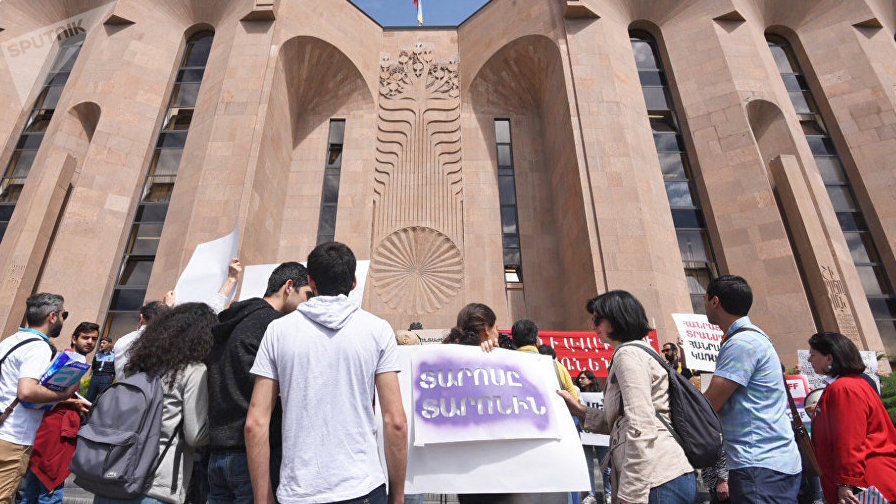 В Ереване проходят акции с требованием отставки мэра