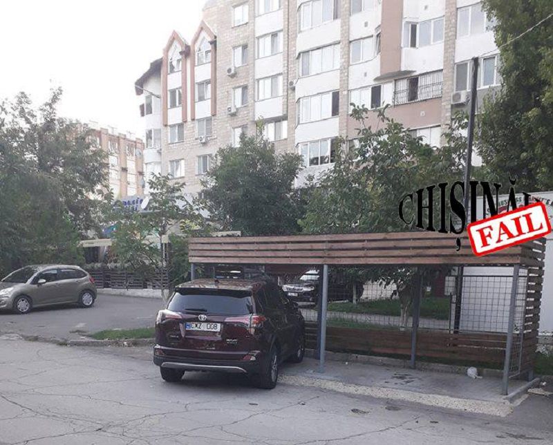 В столице водитель припарковал машину на площадке для мусорных баков