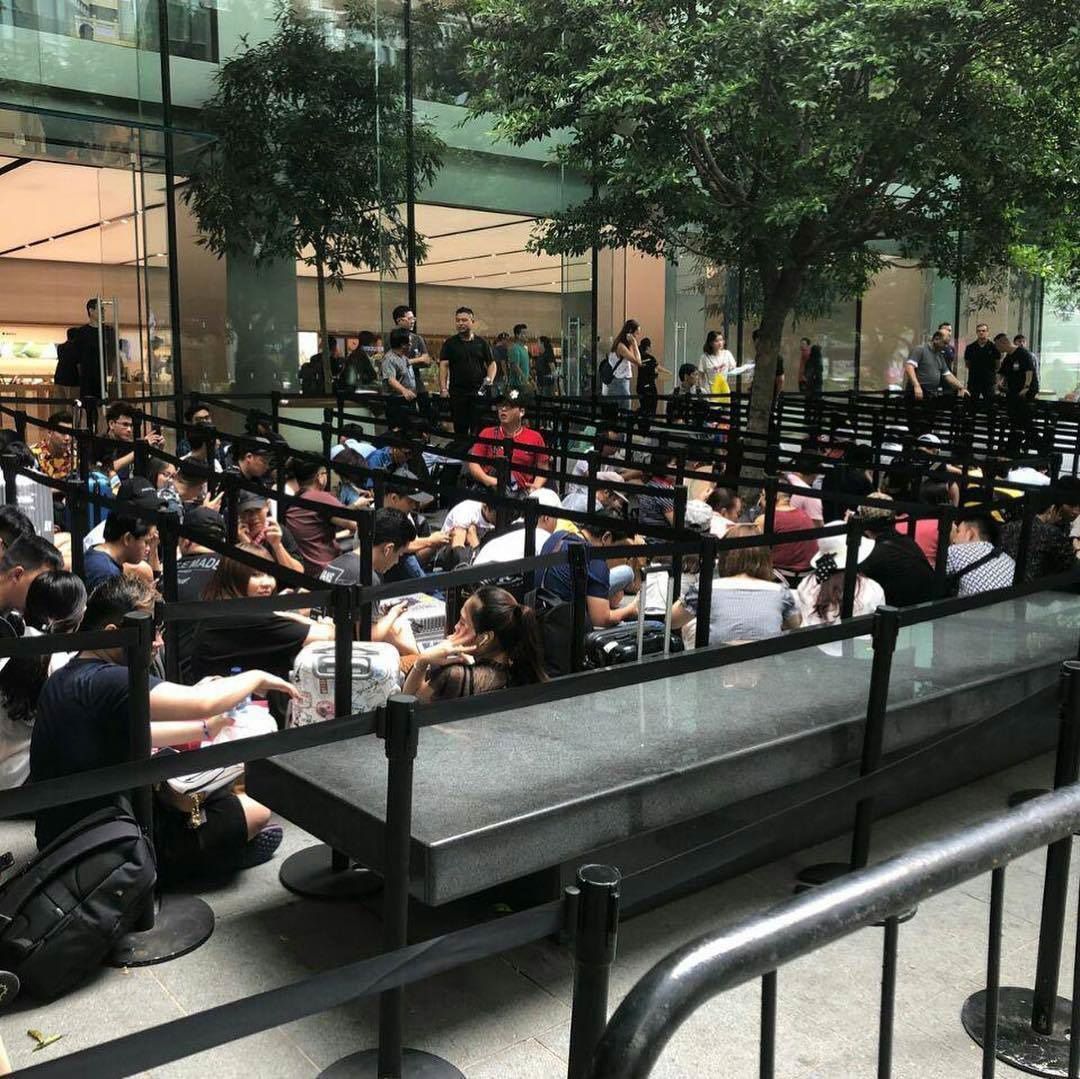 Фанаты Apple выстроились в очередь за iPhone XS