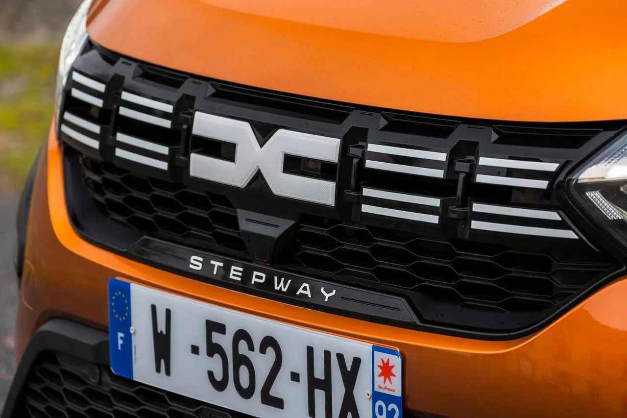 Обновленный Dacia Sandero заметили без камуфляжа